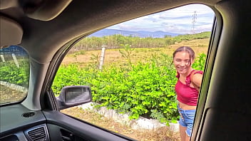 一次与穷困女孩的偶然相遇导致了一次狂野的旅程,直到我在车库里让她吸我,我也在那里抚弄她的乳房和肛门。