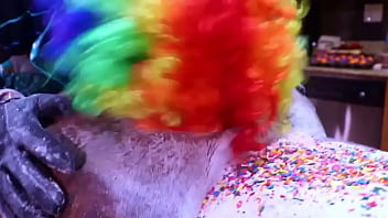 Gibby the clown turns Victoria Cakes' plump rear into a dessert