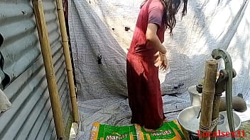 Indian wife indulges in outdoor bathroom sex with local partner