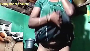 Desi teen shows off her bare navel on a WhatsApp call with her best friend