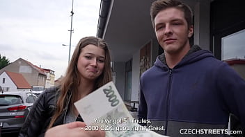 CzechStreets的男人允许他的女友欺骗他